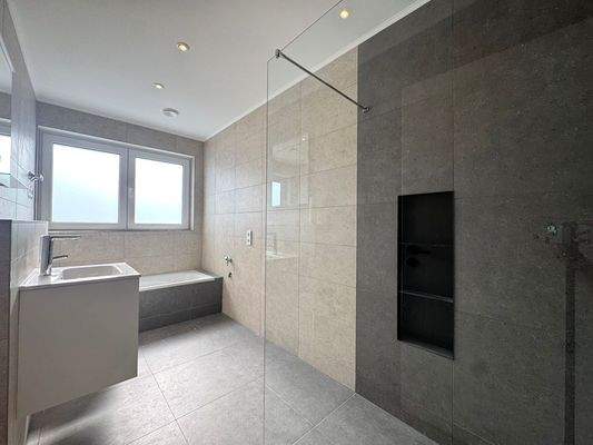 Modernes Badezimmer mit Tageslicht