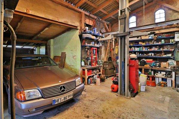 Voll ausgestattete Oldtimer-Werkstatt