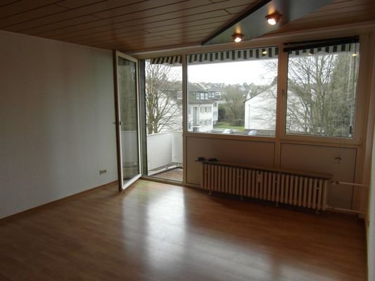 geräumiger Wohnraum mit Balkonaustritt .JPG
