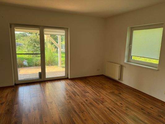 Helles Wohnzimmer mit Terrasse