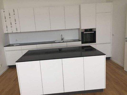 Einbauküche mit Kochinsel