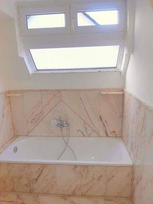 Tageslichtbad mit Wanne