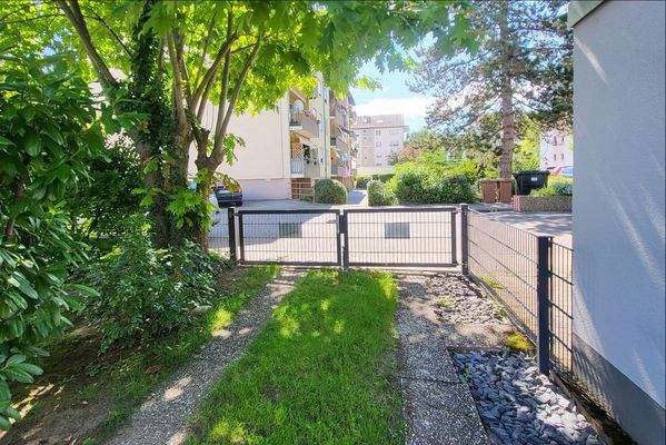 Stellplatz neben der Garage auf dem Grundstück