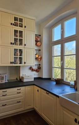 Blick in die Natur durch die formschönen Fenster