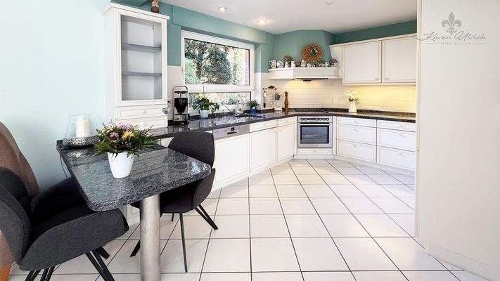 Küche mit Sitzplatz