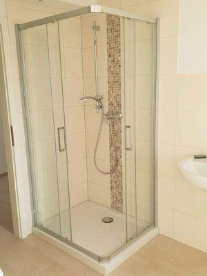 Bad mit Blick zur Dusche