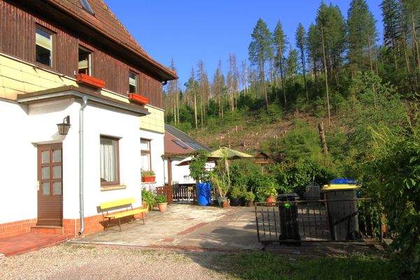 01.04. Seitenansicht und Hof.JPG