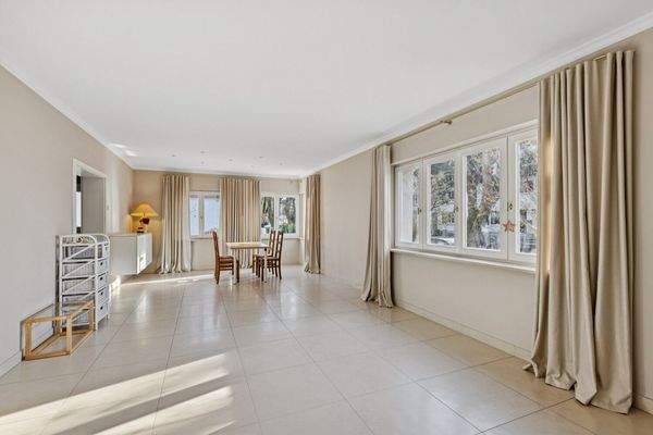 Großzügiger Raum im Erdgeschoss