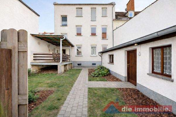 Geschützter Innenhof mit praktischen Außenflächen