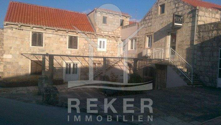 Dieses große Steinhaus biette dem neuen Besitzer viele Nutzungsmöglichkeiten.