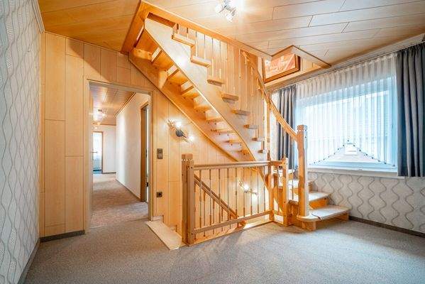 Der Treppe weiter folgend