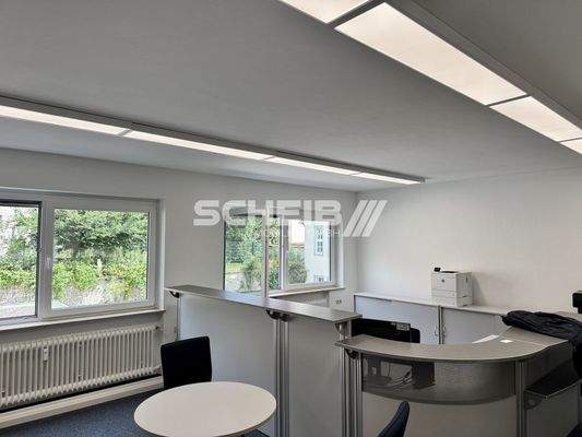 hell durch etliche Fenster