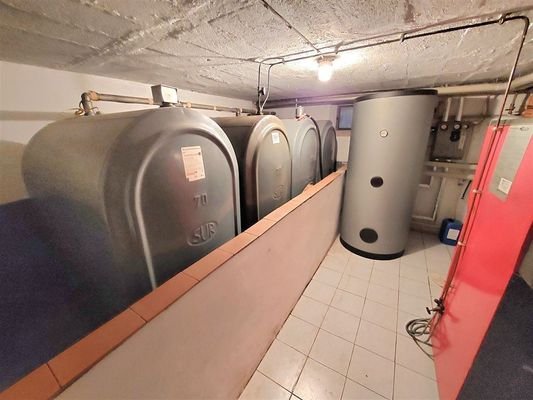 Heizungskeller mit Öl-Tanks