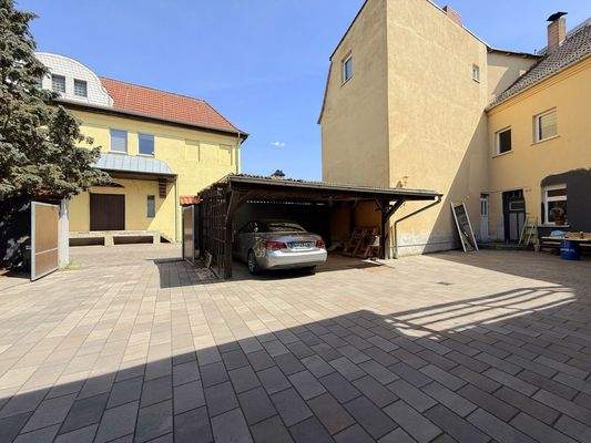 elektrisches Flügeltor und Doppelcarport