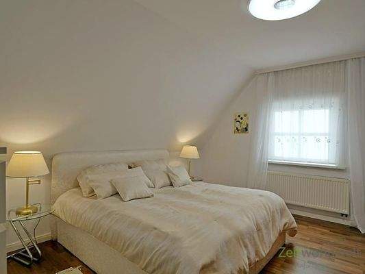 Doppelbett im Schlafzimmer oben