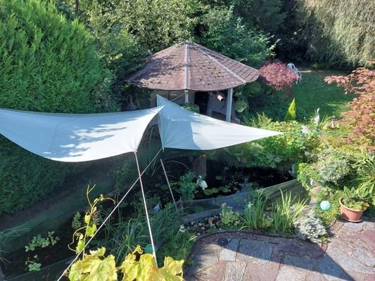 Terrasse und Gartenanlage mit Pavillon