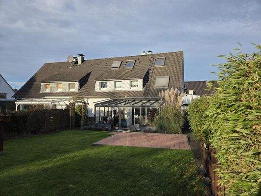 Gartenansicht mit Wintergarten