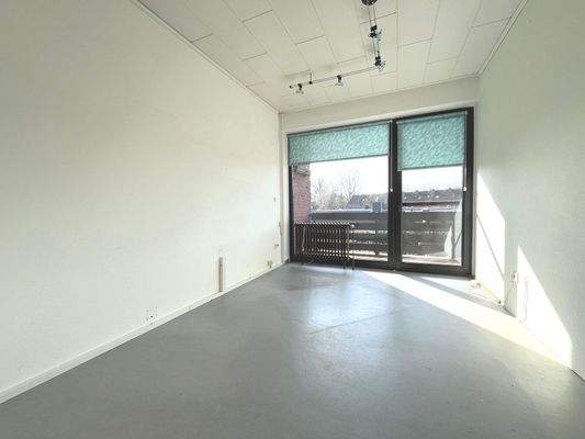 Bodentiefe Fenster machen die Räume hell und weit