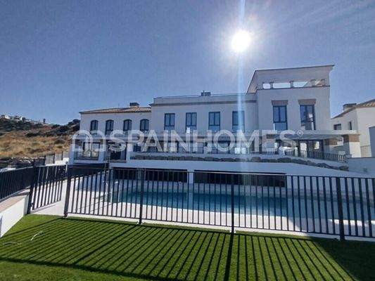 Sea-View Townhouses with Investment Potential in Torros Malaga