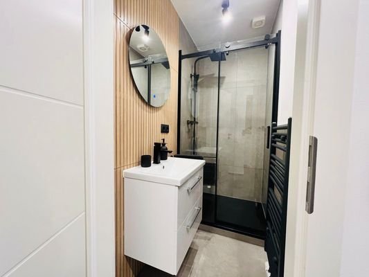 Modernes Badezimmer mit begehbarer Dusche