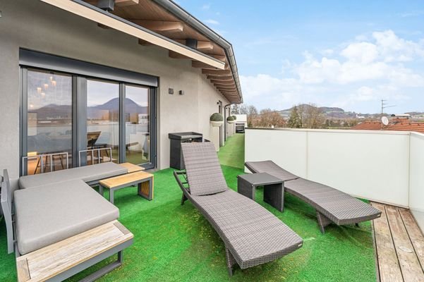 Geräumige Dachterrasse mit Jacuzzi – ein Highlight für unvergessliche Momente