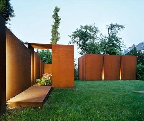 Garten mit Stahldesign als Sichtschutz