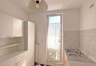 Küche mit Zugang zum Balkon