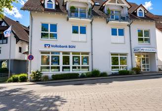 Hausansicht mit der Wohnung über die komplette 1. Etage