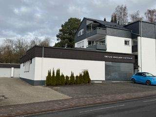 Gebäude und Hofzufahrt