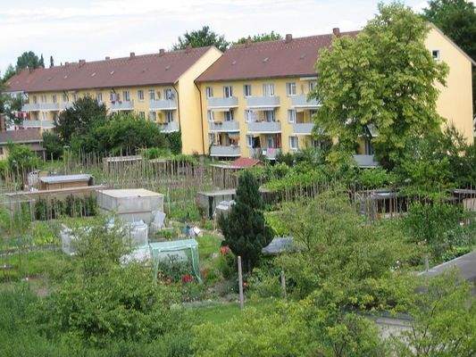 Blick vom Laubengang zu den Nachbarn