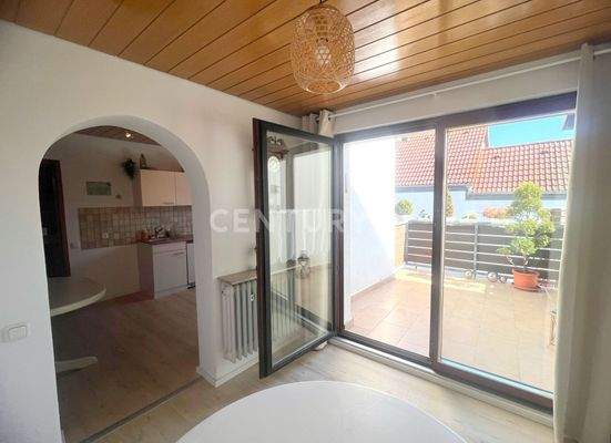 Essplatz mit angrenzendem Balkon