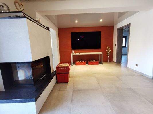 Wohnzimmer mit Kamin