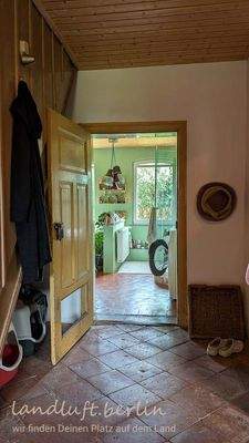 Flur mit schönen abgelaufenen Terrakottafliesen, Tür zum Bad.jpg