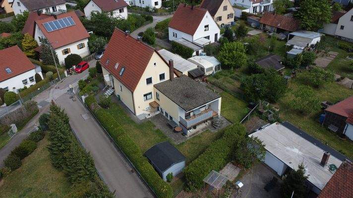 Eckgrundstück an schmaler, kaum befahrener Straße