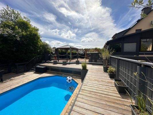 Pool mit umlaufender Terrasse