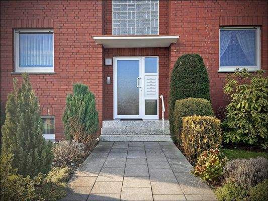 Eingangsbereich mit sehr gepflegten Außenanlagen