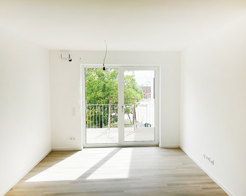 wohnbereich mit balkon.png