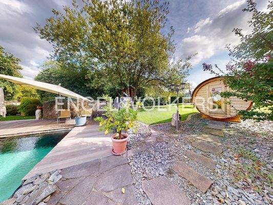 Saunafass am Natur-Schwimmteich