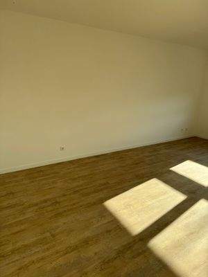 Leerer Raum mit Holzboden