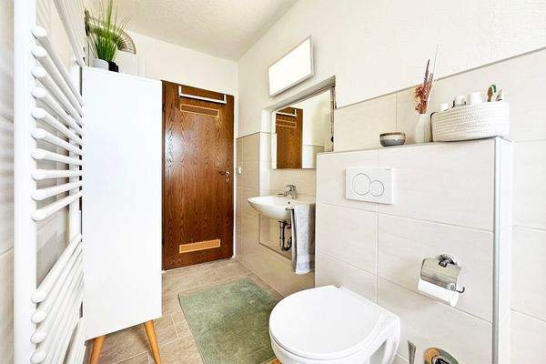 helles Bad & ebene Dusche + WC