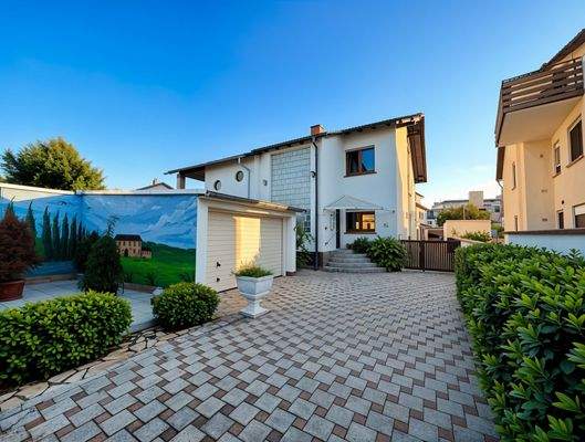 Außenansicht mit Garage