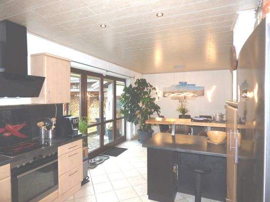 Wohhnküche mit Essbereich und Zugang zur Terrasse