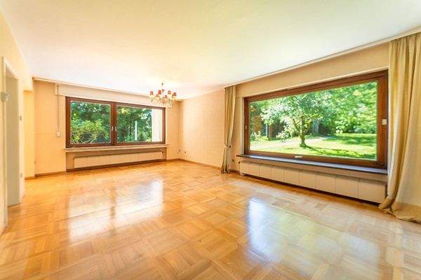 Wohnzimmer mit Blick in den Garten und auf die Terrasse