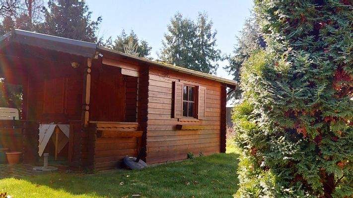 Gartenhaus auf dem Grundstück