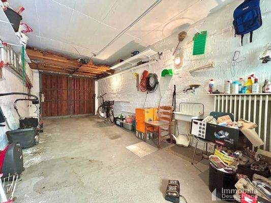 Garage aus Sicht des Zugangs aus dem Wintergarten