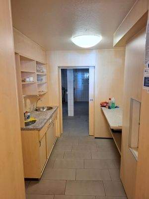 Teeküche mit Zugang zum Lager