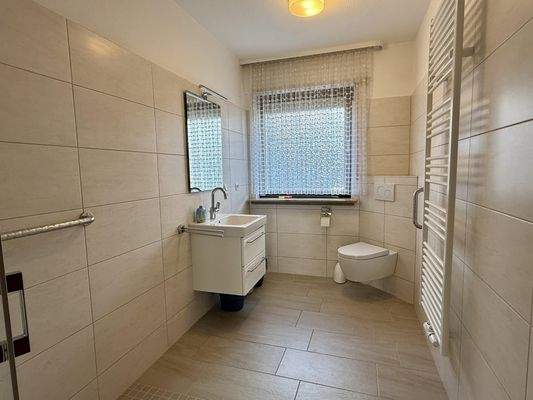 Badezimmer mit Dusche EG