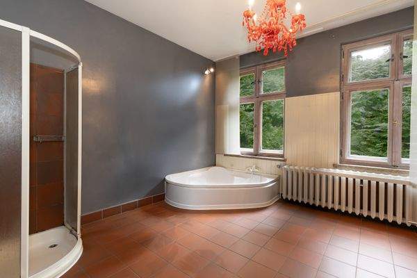 Das großzügige Dusch- und Badewannenbad 