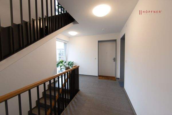 Treppenhaus mit Personenaufzug