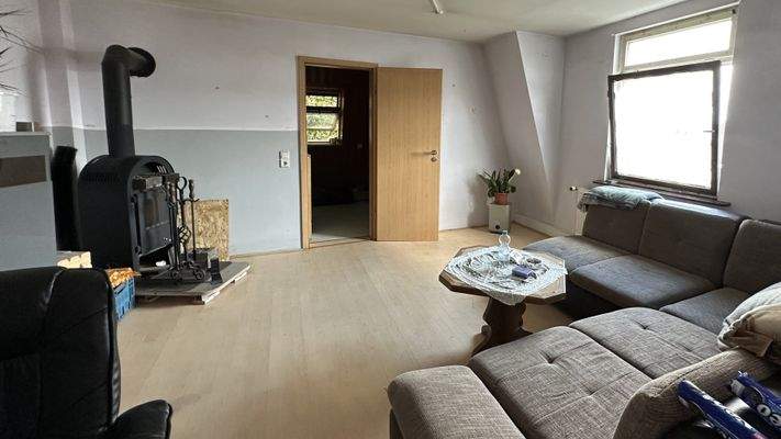 Wohnzimmer mit Kamin im DG